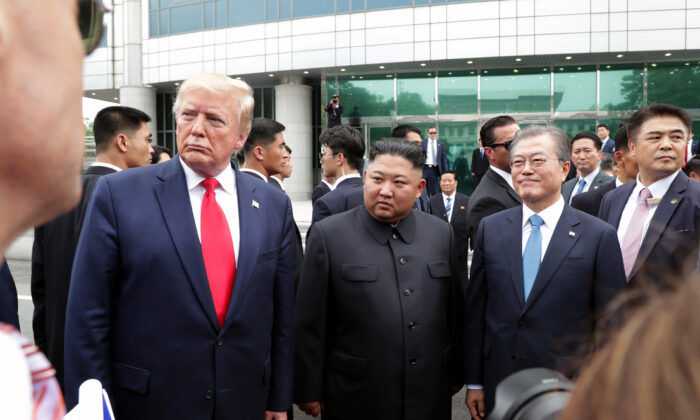 Una foto de Dong-A Ilbo del líder norcoreano Kim Jong Un, el presidente Donald Trump y el presidente surcoreano Moon Jae-in dentro de la zona desmilitarizada (DMZ) que separa a Corea del Sur y Corea del Norte en Panmunjom, Corea del Sur, el 30 de junio de 2019. (Folleto/Dong-A Ilbo vía Getty Images)