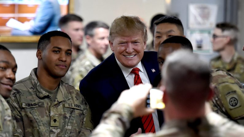 El presidente Donald Trump sirve la cena de Acción de Gracias a las tropas estadounidenses en el Campo Aéreo de Bagram durante una visita sorpresa en Afganistán el 28 de noviembre de 2019. (Olivier Douliery/AFP vía Getty Images)