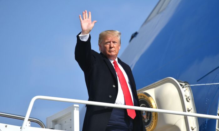 El Presidente de EE.UU., Donald Trump a punto de abordar el Air Force One antes de partir de la Base Andrews en Maryland el 20 de noviembre de 2019. (MANDEL NGAN/AFP via Getty Images)