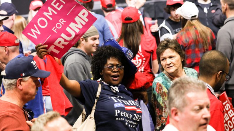 Miembros de la audiencia en el mitin MAGA del presidente Donald Trump, en Grand Rapids, Michigan, el 28 de marzo de 2019. (Charlotte Cuthbertson / The Epoch Times)

