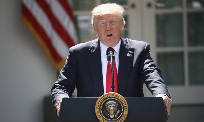 El presidente Donald Trump anuncia su decisión de que Estados Unidos se retira del Acuerdo de París sobre el clima en el Rose Garden de la Casa Blanca, el 1 de junio de 2017. (Win McNamee/Getty Images)