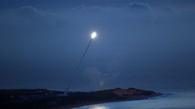 Un misil es lanzado desde la Instalación de Alcance de Misiles del Pacífico (PMRF) para ser interceptado como parte de una prueba de la Agencia de Defensa de Misiles en Kaui, Hawaii, el 6 de noviembre de 2007. (Marina de los EE.UU. vía Getty Images)
