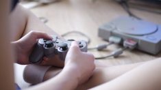 Adolescente viciado em videogame morre após passar a noite inteira jogando batalhas online