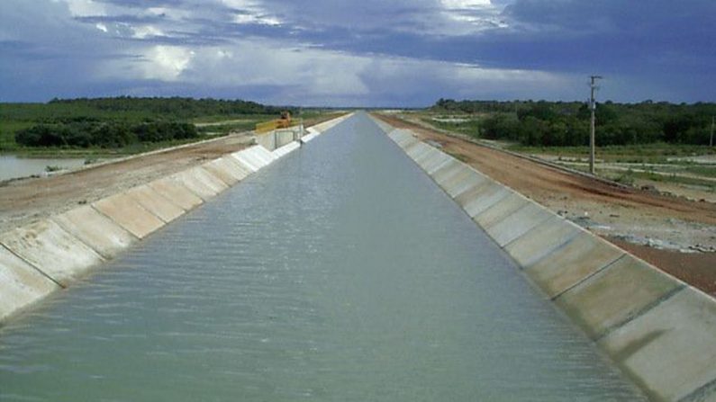 Vista geral do canal de transposição do Açude Castanhão, no Ceará (Divulgação/Ministério da Integração Nacional)