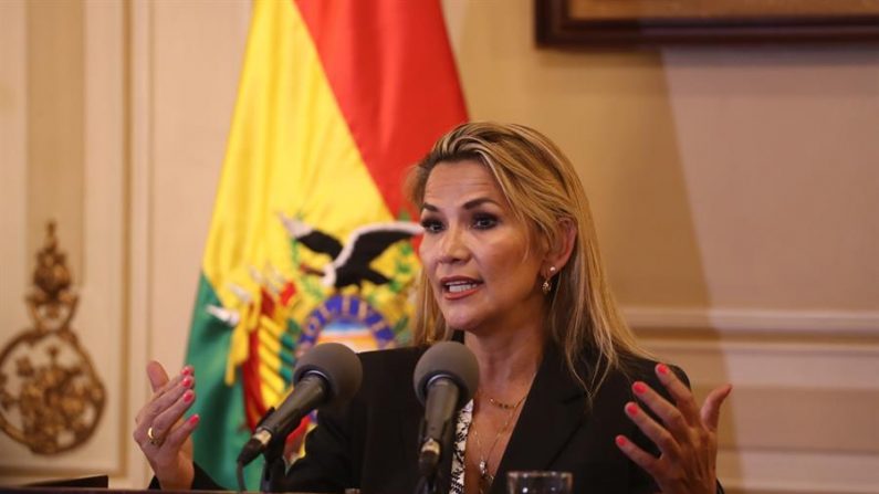 A presidente interina da Bolívia, Jeanine Áñez, faz um discurso nesta quarta-feira, no Palácio Quemado, em La Paz, Bolívia (EFE / Rodrigo Sura)