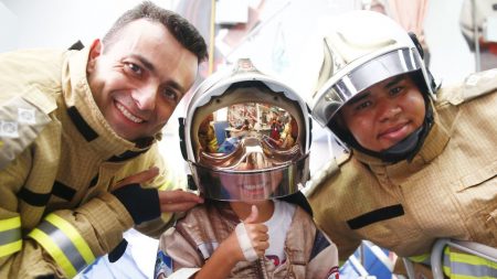 Crianças internadas no Hemorio têm um dia de herói com bombeiros