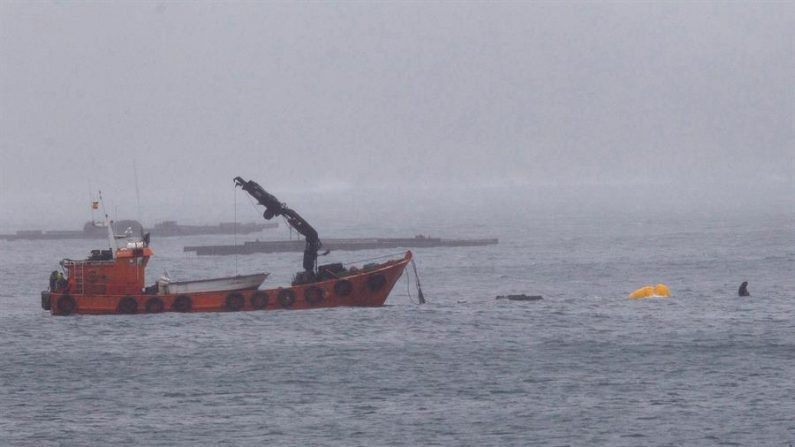 El fuerte viento que azota la zona de la península del Morrazo (Pontevedra) está dificultando las labores de los equipos marítimos que tratan de reflotar el submarino. EFE / Salvador Sas