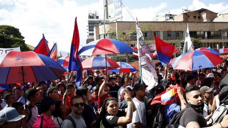 Colombianos tomam as ruas para protestar contra o governo