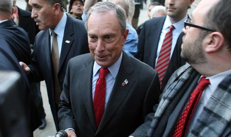 El alcalde de la ciudad de Nueva York, Michael Bloomberg (centro), abandona el ayuntamiento tras una votación contenciosa sobre los límites del mandato el 23 de octubre de 2008 en la ciudad de Nueva York. (Spencer Platt/Getty Images)
