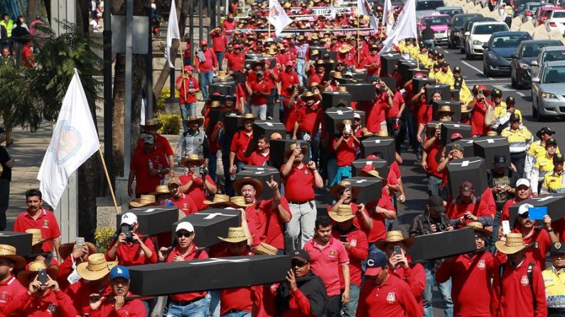 Mineros mexicanos marchan con ataúdes para reclamar que se recuperen los restos de sus compañeros, que quedaron atrapados en 2006 en la mina de Pasta de Conchos en Coahuila (México). EFE/Alex Cruz/Archivo