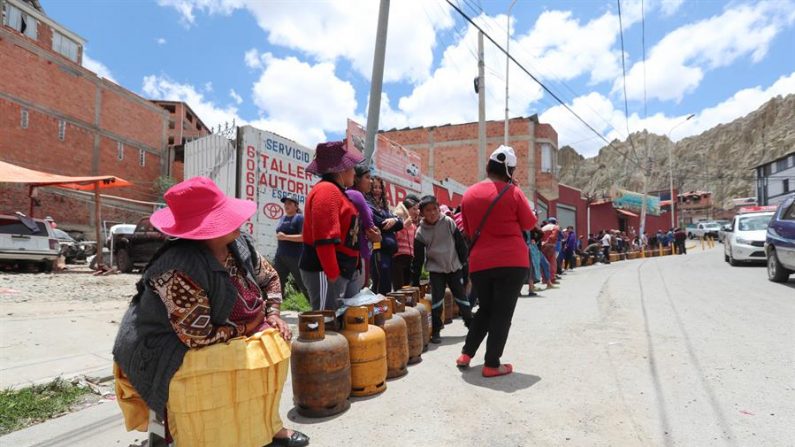 Um grupo de pessoas faz fila para estocar gás liquefeito de petróleo (GLP) devido à escassez de combustível durante a crise política no país, em La Paz, Bolívia, em 19 de novembro de 2019 (EPA / Martín Alipaz)
