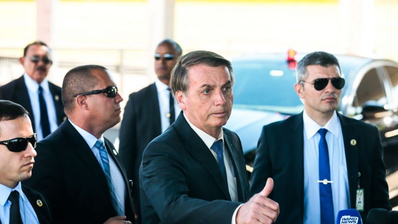 O presidente Jair Bolsonaro fala à  imprensa ao sair do Palácio da Alvorada (Antonio Cruz/ Agência Brasil)