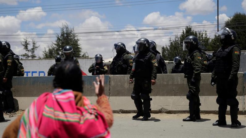 Policiais e militares dispersaram manifestantes que protestavam contra o governo interino na região de Senkata, a meia hora de La Paz (Bolívia) (EFE / Rodrigo Sura)