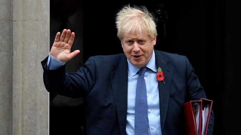 O primeiro-ministro britânico Boris Johnson, saindo do número 10 da Downing Street em Londres, Reino Unido, nesta quarta-feira (EFE / Neil Hall)