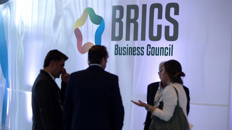 Um grupo de pessoas conversa terça-feira no Centro de Convenções, onde a XI BRICS Summit será realizada em Brasília (EFE / Joédson Alves)
