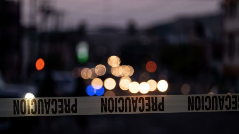 Una cinta de la policía marca el perímetro de la escena de un crimen en el centro de Tijuana, estado de Baja California, México, el 21 de abril de 2019. (Guillermo Arias/AFP vía Getty Images)
