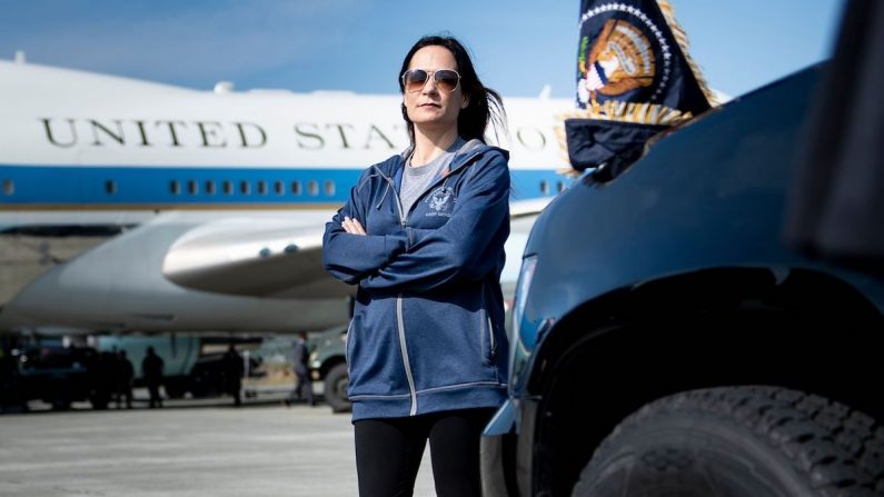 La secretaria de prensa de la Casa Blanca, Stephanie Grisham, espera mientras el Air Force One se reabastece de combustible en la Base de la Fuerza Aérea Elmendorf mientras viaja a Japón en Anchorage, Alaska, el 26 de junio de 2019. (Crédito: Brendan Smialowski/AFP/GettyImages)