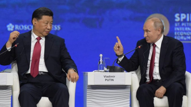 Líder comunista chinês Xi Jinping e o presidente russo Vladimir Putin participam do Fórum Econômico Internacional de São Petersburgo em 7 de junho de 2019 (Olga Maltseva / AFP / Getty Images)