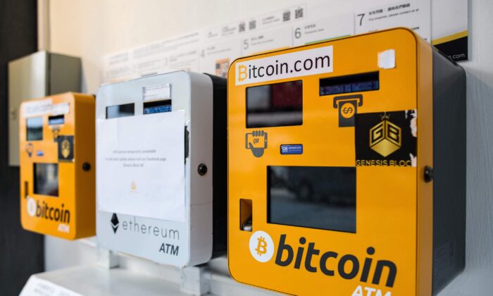 Los cajeros automáticos (Izq y Der) para la criptomoneda Bitcoin y (C) para la criptomoneda Ethereum se pueden ver en Hong Kong, el 18 de diciembre de 2017. (Anthony Wallace/AFP vía Getty Images)
