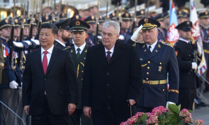 El presidente chino Xi Jinping (izq.) y el presidente checo Milos Zeman revisan una guardia de honor en el Castillo de Praga, el 29 de marzo de 2016. (Michal Cizek/AFP vía Getty Images)
