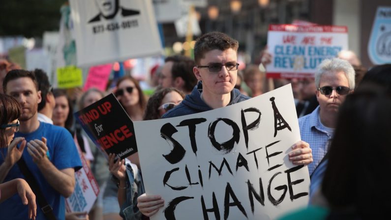 Manifestantes protestan contra la decisión del presidente Donald Trump de salir del acuerdo sobre el cambio climático de París en Chicago, Ill., El 2 de junio de 2017. (Scott Olson/Getty Images)