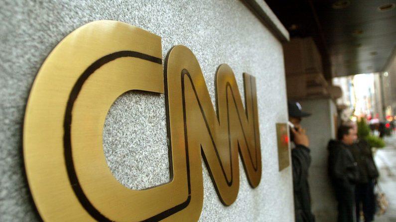 El letrero de CNN se ve fuera de su sede en la ciudad de Nueva York. (Mario Tama/Getty Images)