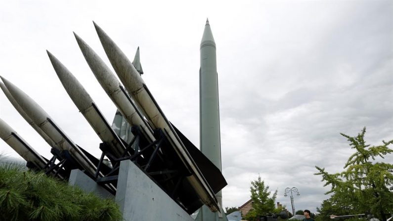 A Coréia do Norte confirmou sexta-feira que mais uma vez testou um grande lançador de foguetes na véspera e que o líder Kim Jong-un estava presente no teste, conforme detalhado pela propaganda do regime (EFE / Jeon Heon-kyun)