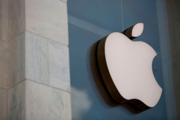Logotipo da Apple é visto do lado de fora da Apple Store, em Washington, em 9 de julho de 2019 (Alastair Pike / AFP / Getty Images)