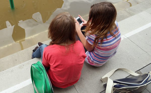 Niñas conversan sosteniendo sus teléfonos celulares. (Sean Gallup/Getty Images)