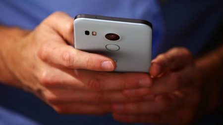 Hackers podem acessar câmeras de telefones Android para espionar usuários, diz pesquisa