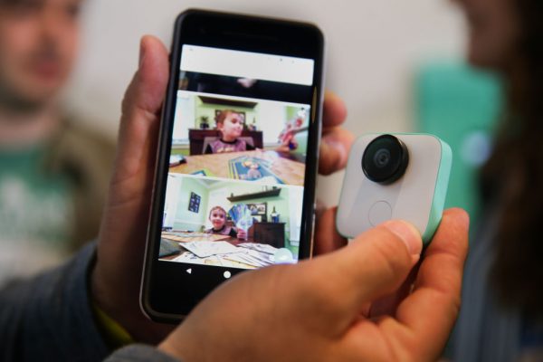 Funcionário do Google segura o novo smartphone Pixel 2 e a câmera sem fio do Google Clips em um evento de lançamento do produto no SFJAZZ Center em San Francisco, Califórnia (ELIJAH NOUVELAGE / AFP via Getty Images)