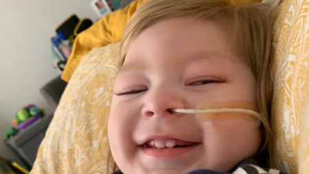 Bebé que nace sin vida, declarado con muerte cerebral, abre los ojos antes de quitarle el soporte vital