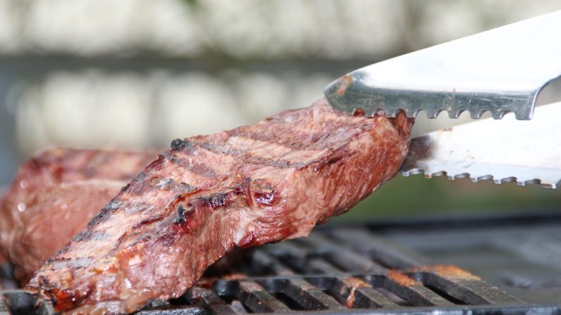 Si usted mueres por comerse un bistec, una nueva investigación revela que la carne roja sin procesar no es el asesino del corazón que alguna vez creyó.(HolgersFotografie/Pixabay)