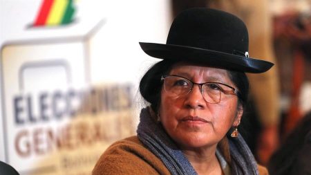 Detienen a expresidente de Tribunal Supremo Electoral boliviano cuando escapaba vestida de hombre