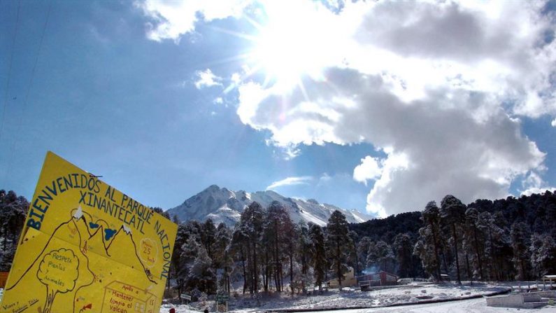 Imagen del volcán Xinantécatl o Nevado de Toluca, ubicado en el Estado de México, cubierto de nieve al inicio de la temporada invernal. EFE/Noé Marure/Archivo