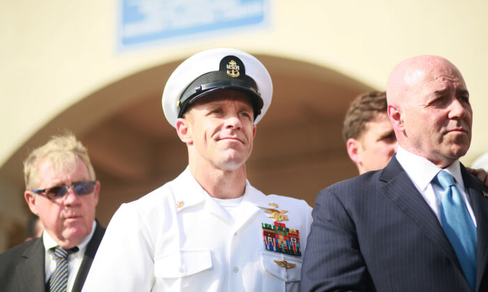 El jefe de Operaciones Especiales de la Marina, Edward Gallagher, después de ser absuelto de asesinato premeditado en San Diego, California, el 2 de julio de 2019. (Sandy Huffaker/Getty Images)