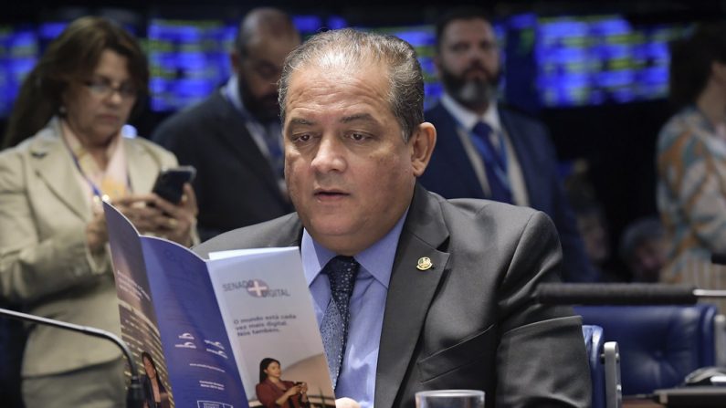Senador Eduardo Gomes (MDB-TO) lê encarte Senado+ digital (Foto: Waldemir Barreto/Agência Senado)