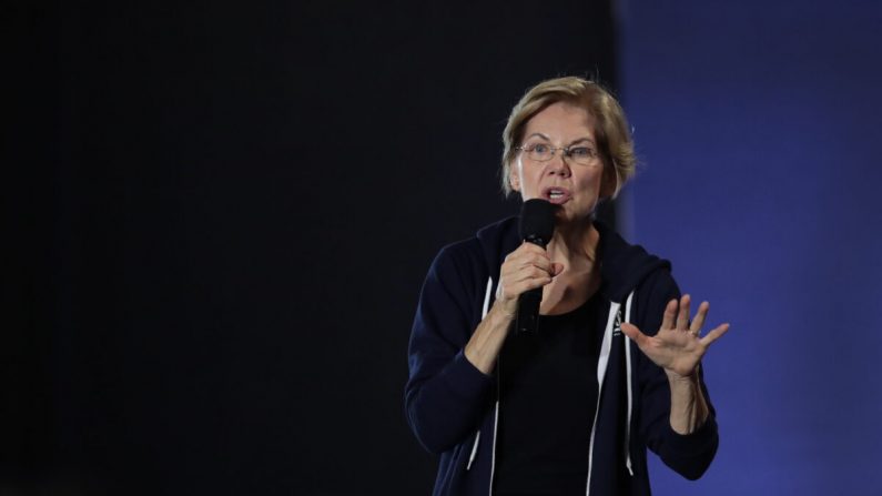 La candidata presidencial demócrata, la senadora Elizabeth Warren (D- Mass.), durante una campaña en el salón de baile Val Air en West Des Moines, Iowa, el 25 de noviembre de 2019. (Scott Olson/Getty Images)