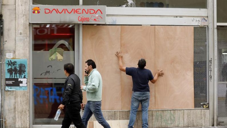 Los edificios aledaños a la Plaza de Bolívar son protegidos con lona este miércoles, como medida de prevención ante el "paro nacional" en Bogotá (Colombia). EFE/ Mauricio Dueñas Castañeda