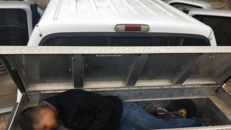 Agentes de la Patrulla Fronteriza de Estados Unidos asignados a la estación de Brackettville, rescatan con vida a un inmigrante ilegal contrabandeado y encerrado en una caja de herramientas en la frontera de Texas. (Departamento de Seguridad Nacional)