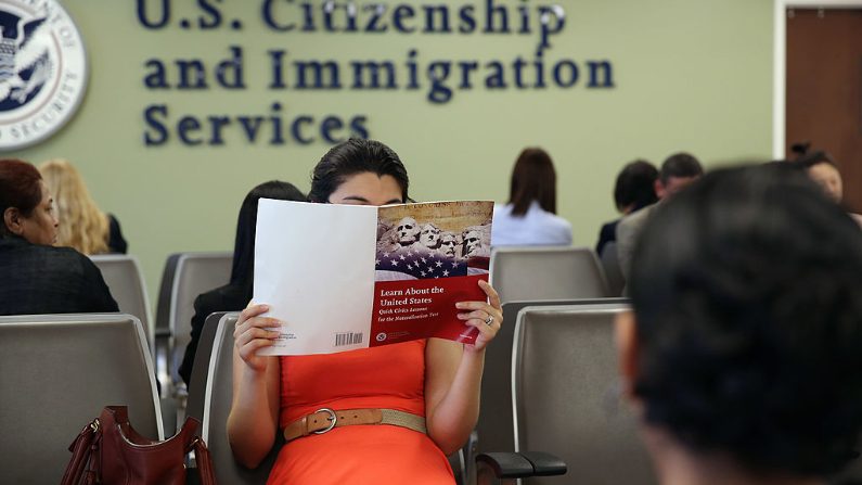 Uma imigrante colombiana estuda antes do teste de cidadania no escritório do Serviço de Cidadania e Imigração dos Estados Unidos (USCIS) em Queens (John Moore / Getty Images)