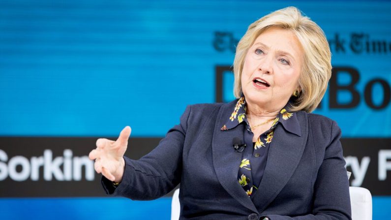 Hillary Rodham Clinton, exprimera dama, habla en el escenario en el New York Times Dealbook 2019 en la ciudad de Nueva York el 6 de noviembre de 2019. (Michael Cohen/Getty Images para The New York Times)