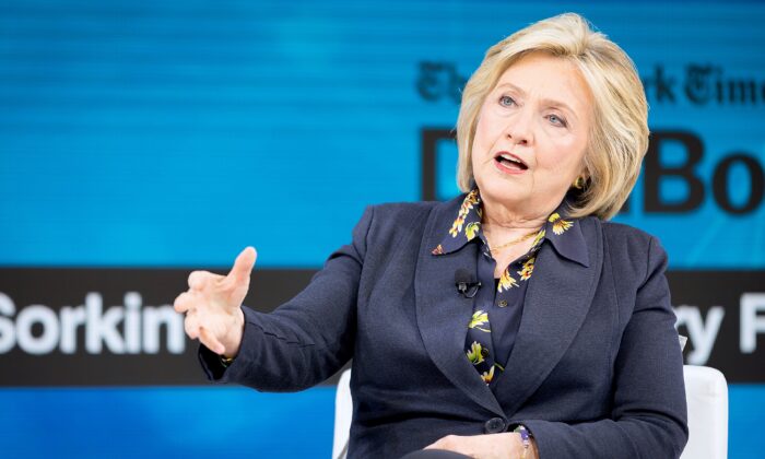 Hillary Clinton habla en el escenario del New York Times Dealbook 2019 en la ciudad de Nueva York el 6 de noviembre de 2019. (Michael Cohen/Getty Images)