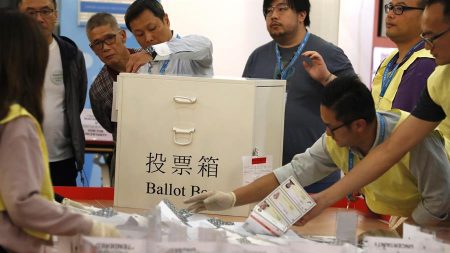 Marcadas por protestos, eleições em Hong Kong tem participação recorde