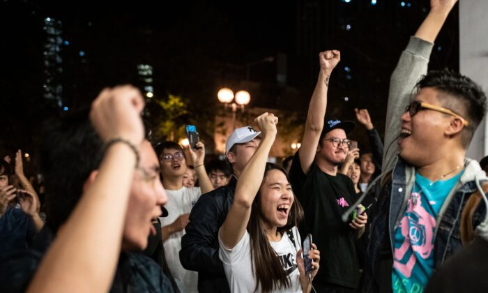 Partidarios prodemocracia cantan mientras celebran después de que el candidato de Beijing, Junius Ho, perdiera un escaño en las elecciones del consejo de distrito en el distrito de Tuen Mun de Hong Kong, el 25 de noviembre de 2019. (Philip Fong/AFP vía Getty Images)
