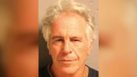 Patólogo forense: La autopsia de Epstein es «más indicativa de homicidio» luego que aparecieran fotos gráficas