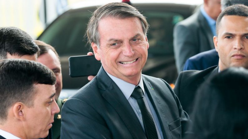 O Presidente Jair Bolsonaro fala à Imprensa ao sair do Palácio da Alvorada (Antonio Cruz/ Agência Brasil)