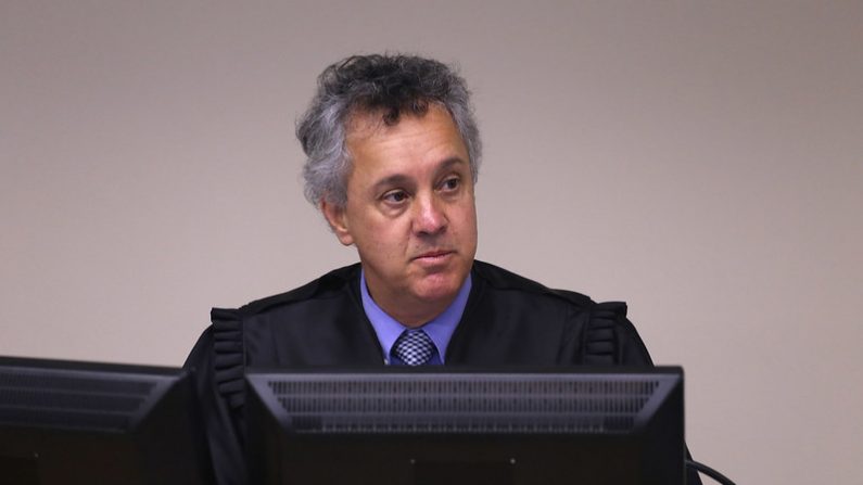 Desembargador Federal João Pedro Gebran Neto na sessão julgamento apelações Sítio de Atibaia na 8ª Turma do TRF4 (Foto: Sylvio Sirangelo/TRF4)