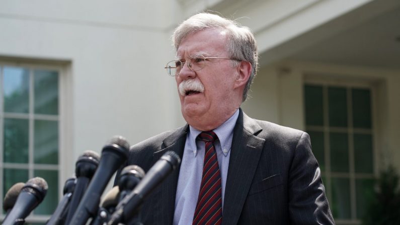 El Asesor de Seguridad Nacional de la Casa Blanca, John Bolton, habla con los periodistas fuera de la Casa Blanca en Washington el 30 de abril de 2019. (Chip Somodevilla/Getty Images)