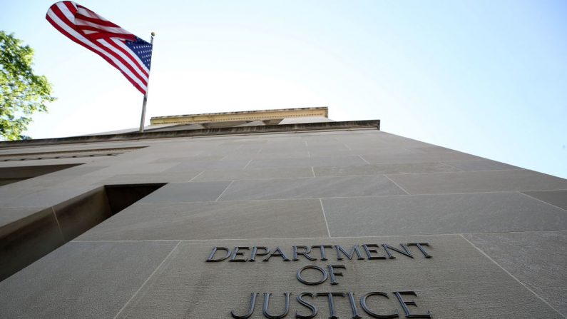 Una bandera estadounidense ondea fuera del Departamento de Justicia, en Washington, el 24 de mayo de 2018. (Mark Wilson/Getty Images)